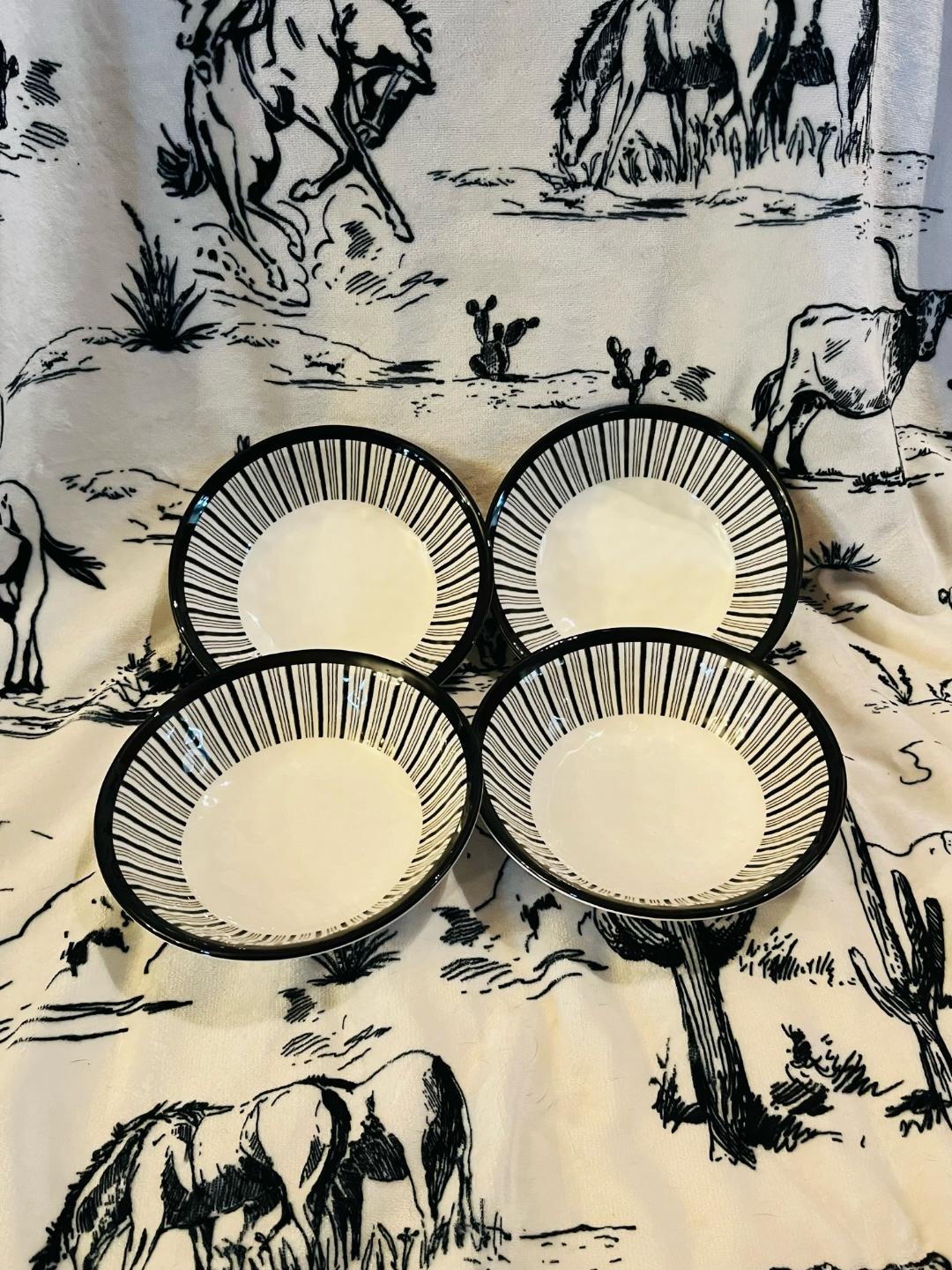 Black and White Ranch Life Dinnerwear set