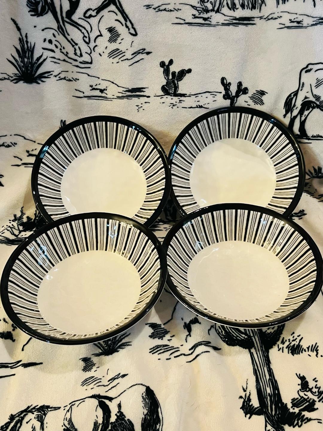 Black and White Ranch Life Dinnerwear set